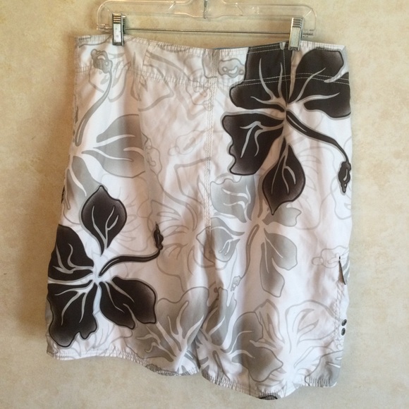 American Eagle Men’s Tropical Print Board Shorts - Picture 2 of 6